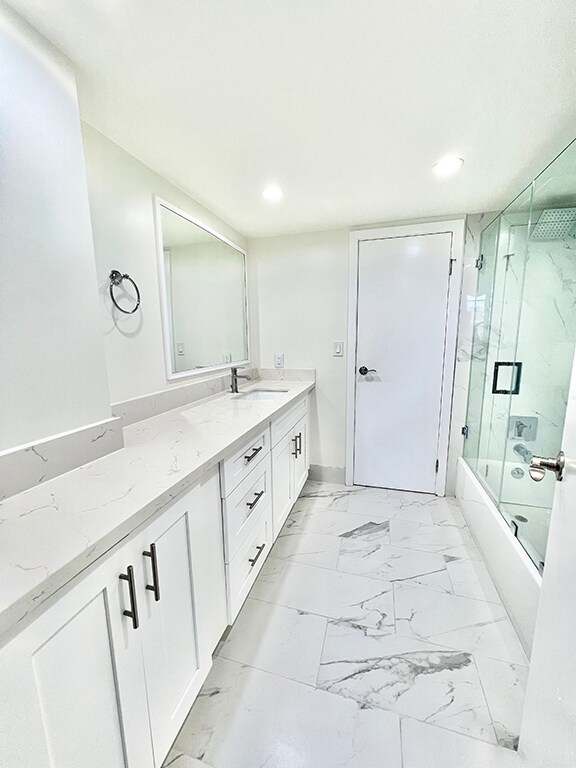 Baño principal con ducha/bañera, unidades 504 y 506 combinadas - 468 South Roxbury