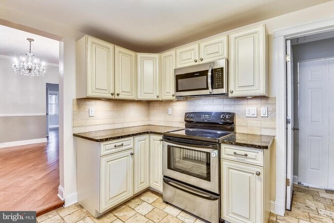 Building Photo - 214 E Monroe Ave