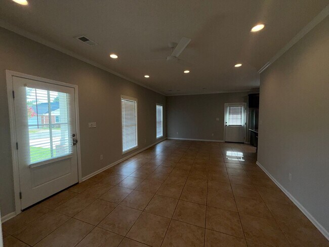 Building Photo - LEASING FOR FALL 2027 3 Bed/3 Bath Forest Lake Home less than a mile from campus!