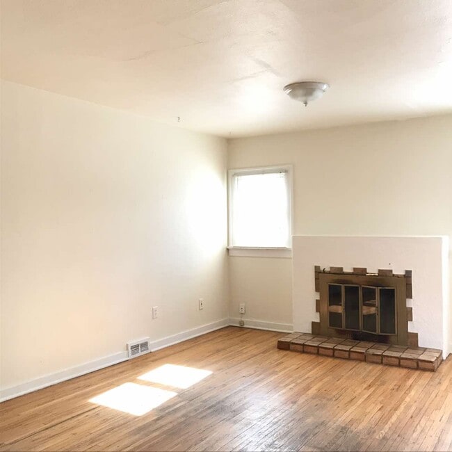 Building Photo - 1536 Peterson St