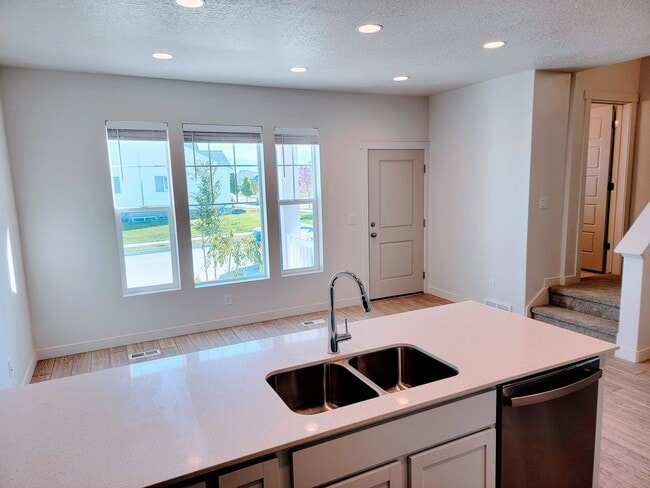 Building Photo - Fantastic Gorgeous Townhome!