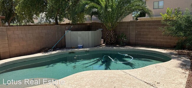 Building Photo - 5 br, 3 bath House - 353 W Hereford Dr.