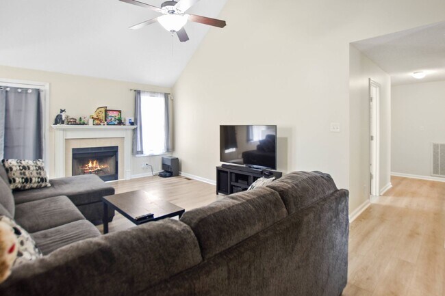 Building Photo - Three Bedroom with Bonus!