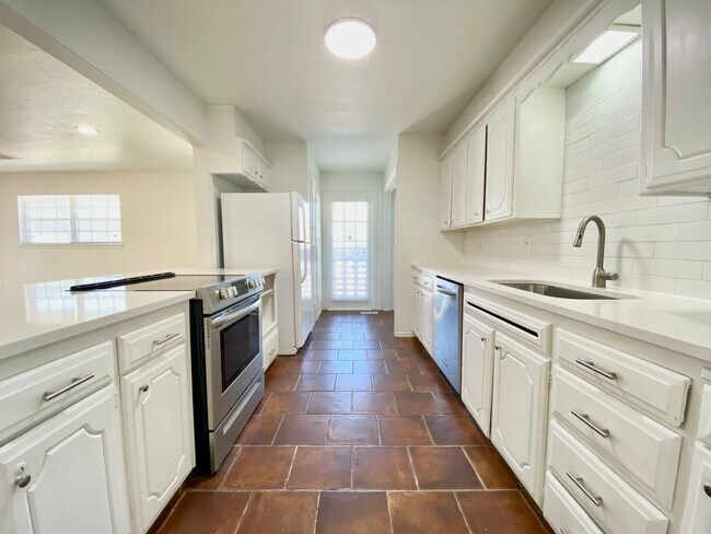 Foto del edificio - Large 3 Bed 2 Bath off NW 63rd & N. Villa in OKC