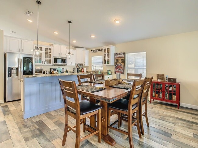 Building Photo - Three Bedrooms Plus private office.