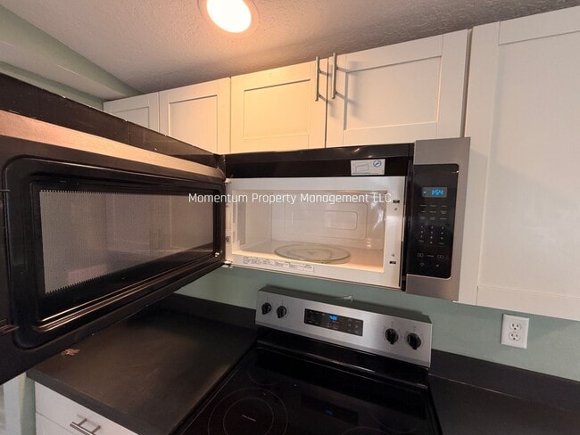 Foto del edificio - BEAUTIFUL 3/2 AVAILABLE NOW! ASK ABOUT OUR SPECIALS!!!