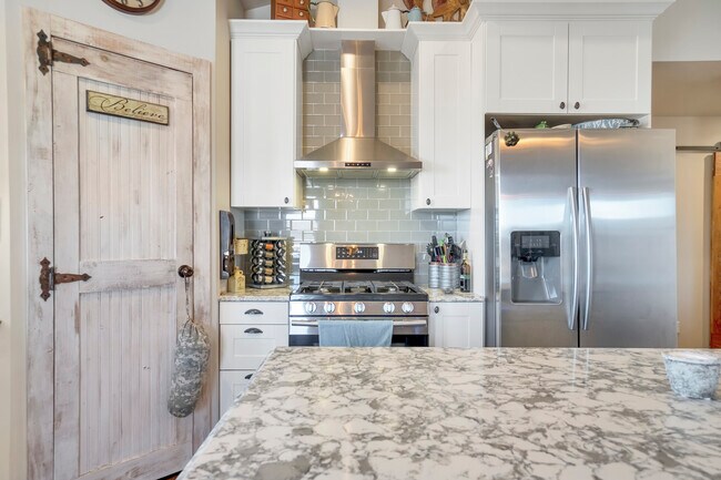 Corner pantry with Stainless steel appliances - 478 Madeline Ln