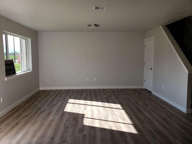 Building Photo - Spacious Springville Townhome