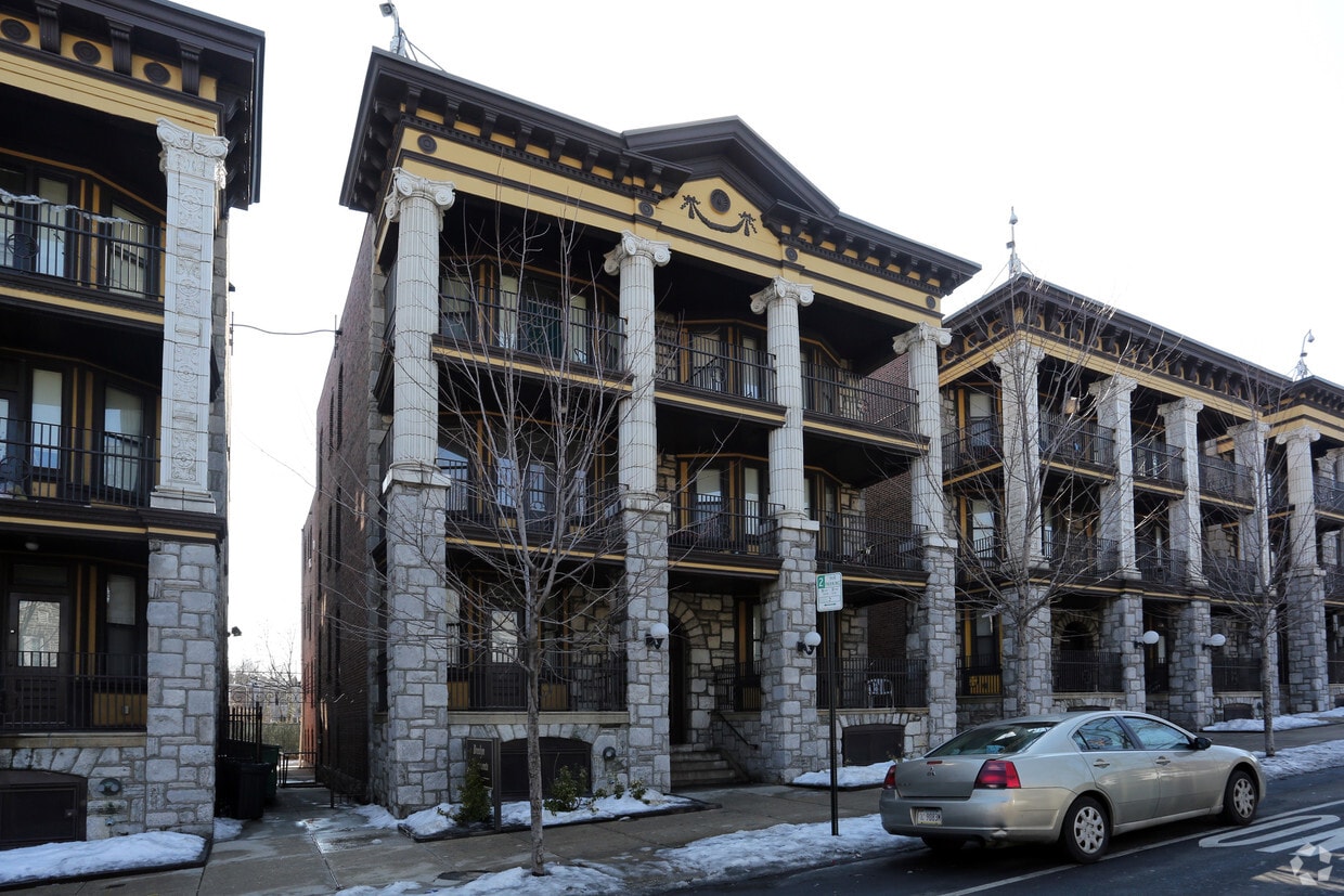 Building Photo - Breslyn House