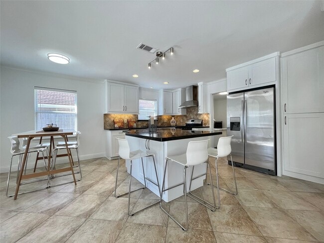 Building Photo - 5711 Belrose Dr