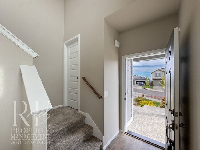 Foto del edificio - Warm & Inviting 4-Bedroom Home with Vaulted Ceilings, Loft, Fireplace & Fenced Backyard