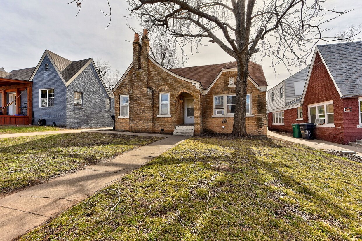 Primary Photo - 2344 W Park Pl