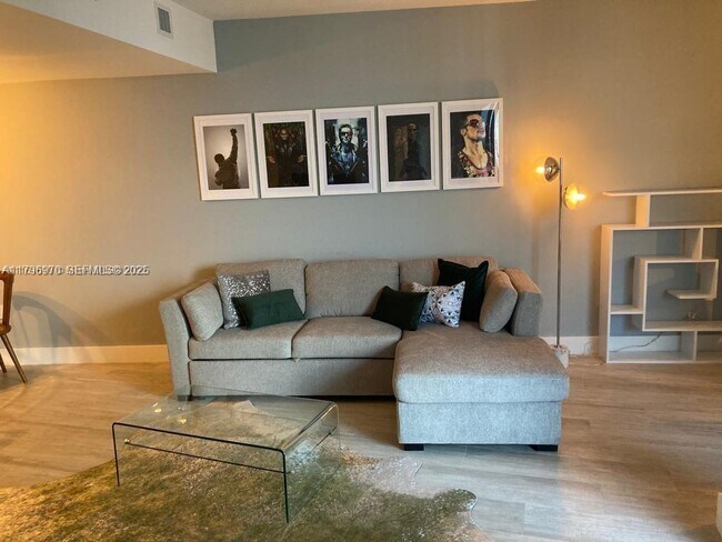 Foto del edificio - 121 NE 34th St