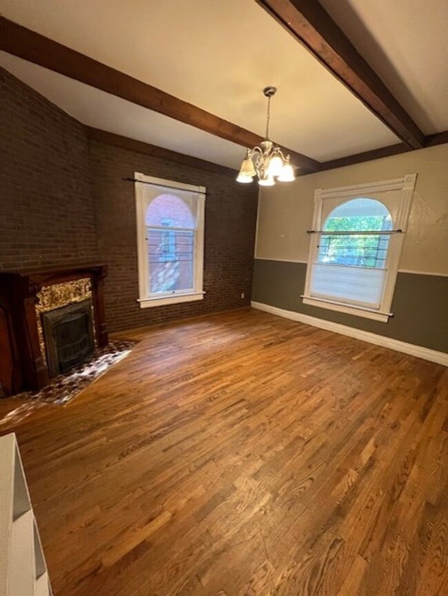 Building Photo - 2 Bedroom Apartment on Main Level in Victo...