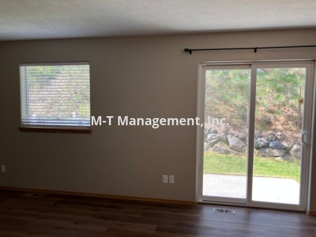 Building Photo - 3 br/2.5 bath Eagle Ridge 2 story house on...