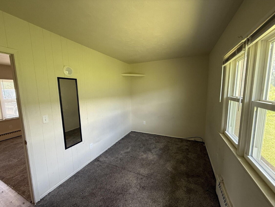 Building Photo - 1BR Utilities Included!