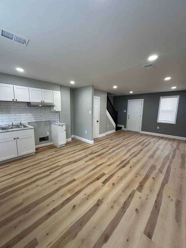 Building Photo - Fully renovated 2Bed/1 bath rowhome- Upper...
