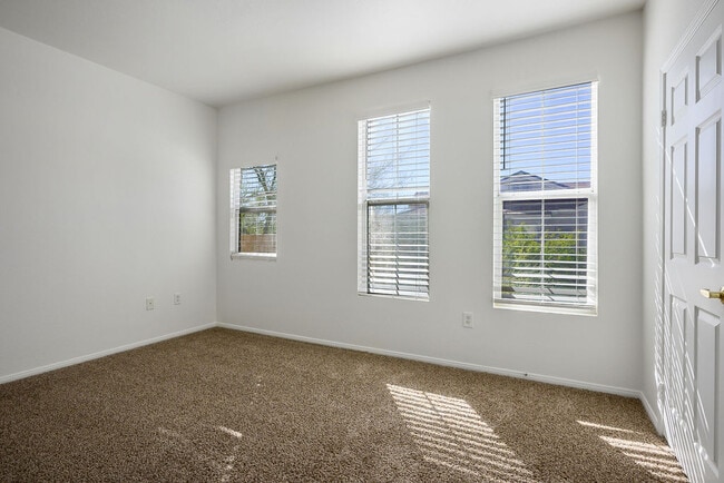 Building Photo - 10550 W Alexander Rd