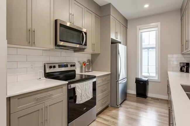 Building Photo - 126 Skyview Ranch Cir NE