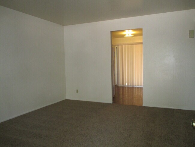 Building Photo - TEMPE 2 Bed/1 Bath Tri Plex Close to ASU -...