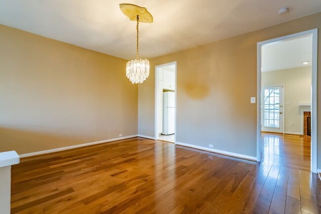 Building Photo - Luxurious 3 Bed 3 Full 1 Half Bath Brick Townhome In Beautiful Gresham Place
