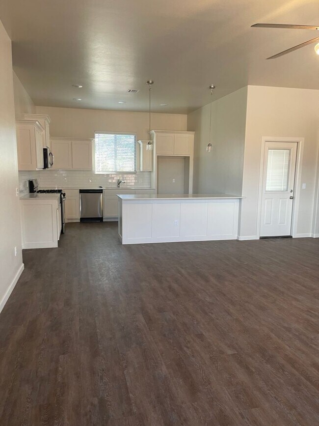 Foto del edificio - Spacious 4 bed 3 bath home