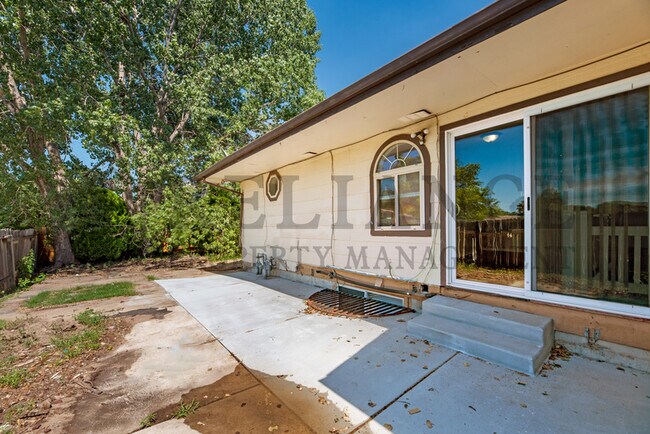 Building Photo - 2200 South White Oak Drive (Valov)