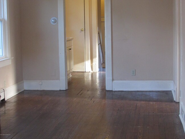 Building Photo - 212 Roosevelt Ave