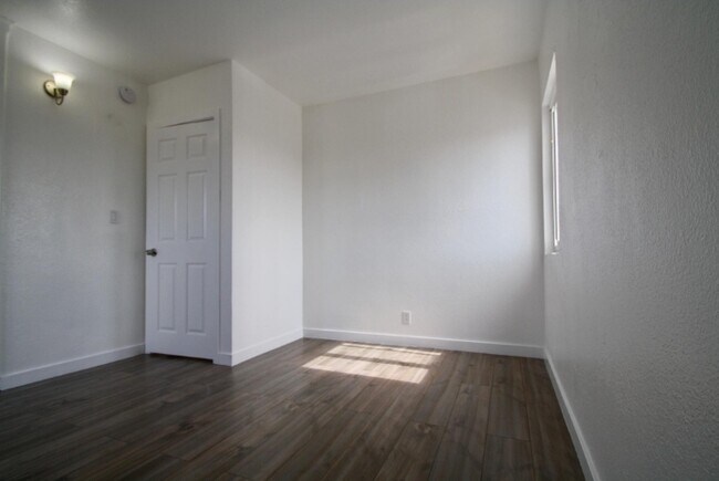 Building Photo - 10705 S Figueroa St