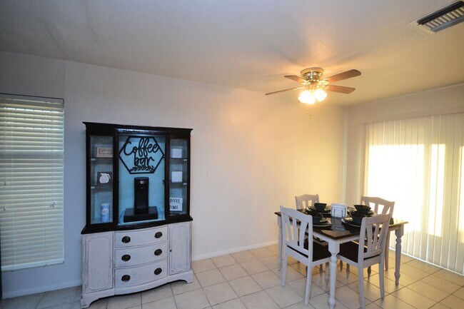 Foto del edificio - 3 bedroom, Fully Furnished Home
