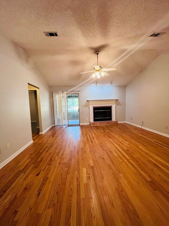 Building Photo - 3 BR/ 2 BA home located in Killearn Acres!