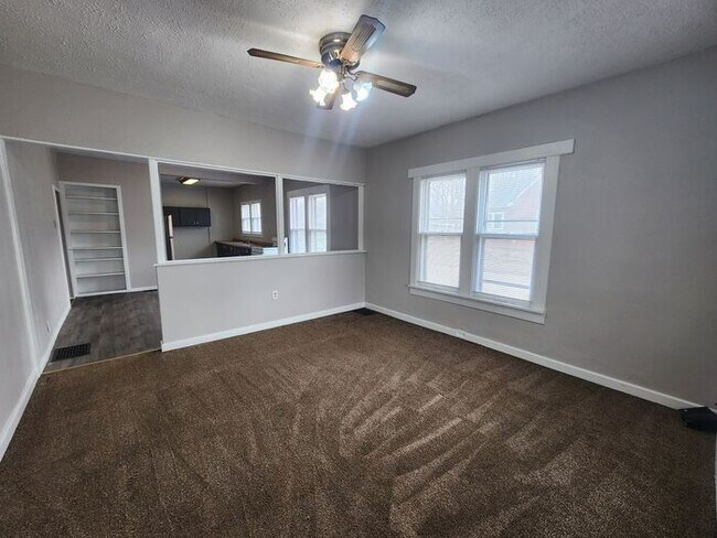Foto del edificio - Charming 3-bedroom, 1-bath home with a bright living space, spacious bedrooms, and an easy-to-mai...
