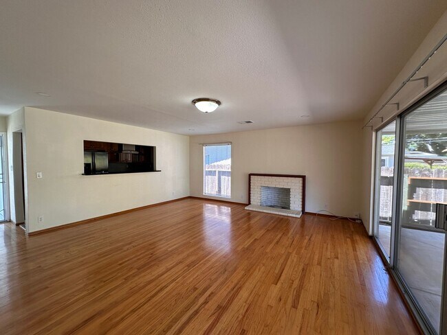 Foto del edificio - Updated 3/2 SFR w/ AC, BIG yard, move in r...