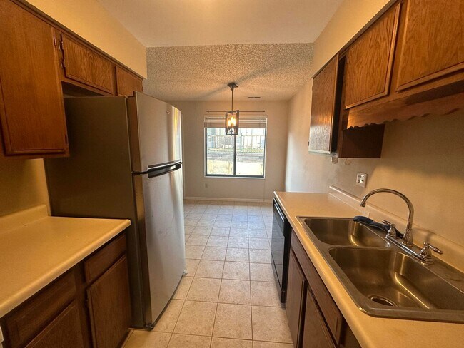 Building Photo - 2 Bed 1.5 bath townhome
