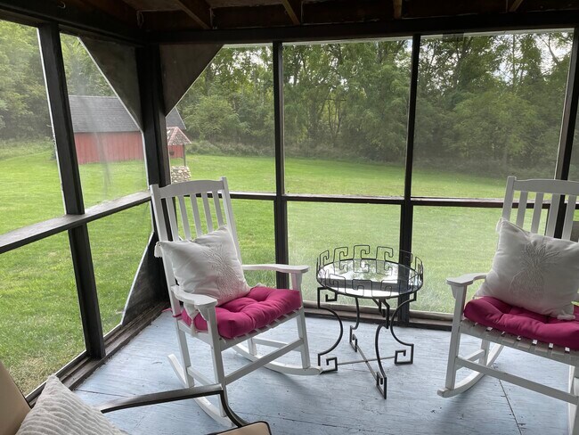 Foto del edificio - 497 Johnson Hill Rd