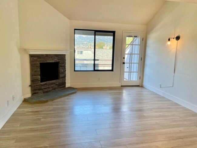 Building Photo - Well located 2/1.5 Townhome in Santa Barbara