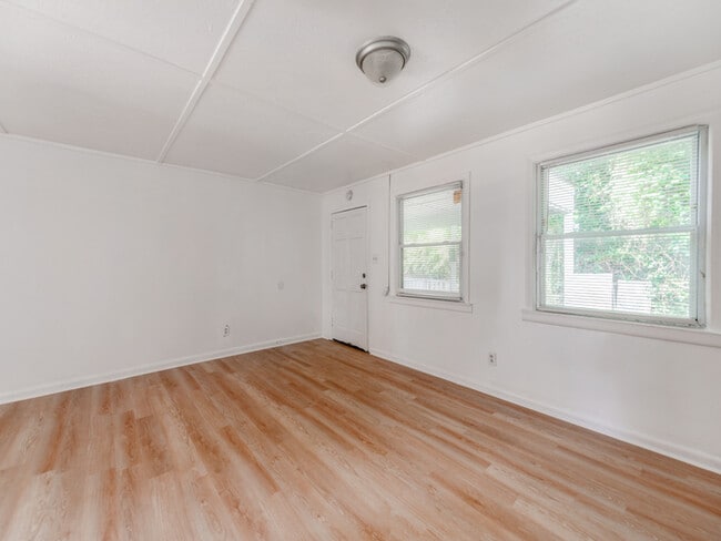 Building Photo - Charming Duplex