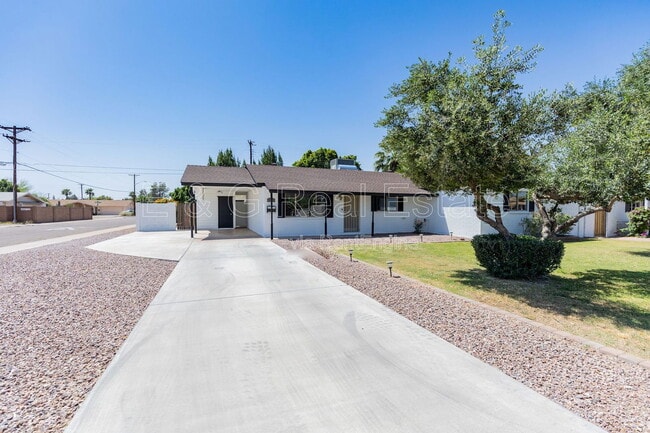 Building Photo - 1305 W Romo Jones St