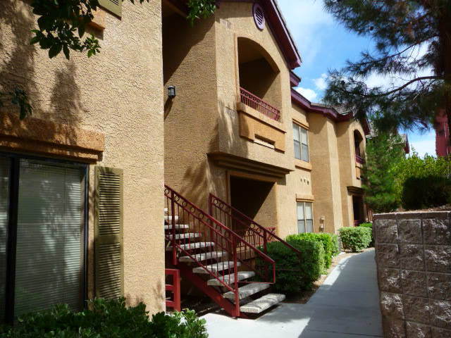 Primary Photo - 1 BED/1 BATH SECOND FLOOR CONDO OVERLOOKIN...