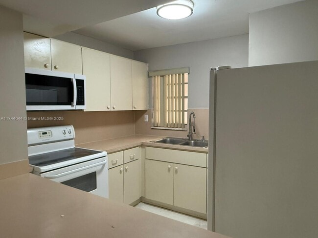 Building Photo - 870 NW 87th Ave