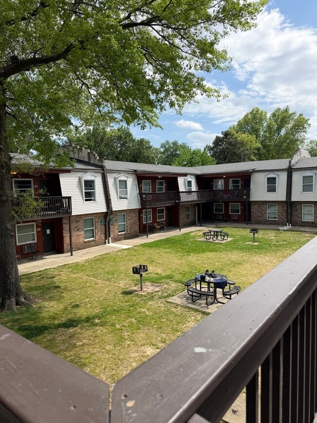 Building Photo - 421 Poplar Level Ct