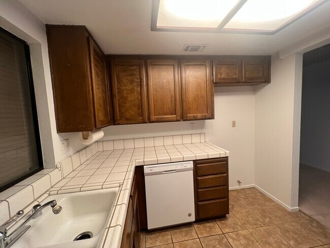 Building Photo - Move-In Special - Spacious 2 bed 2.5 bath ...