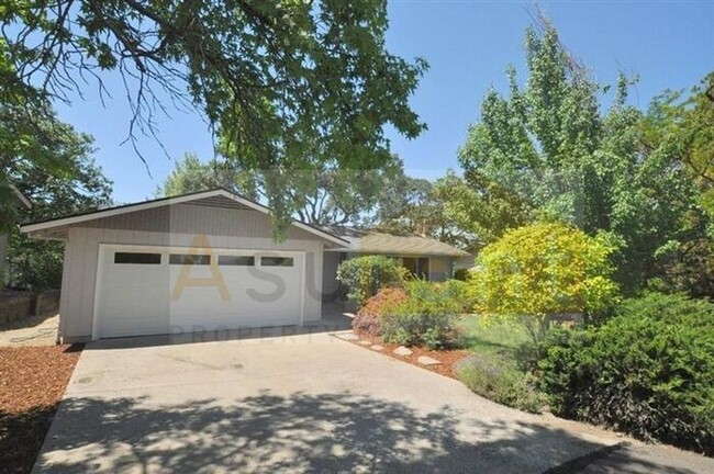 Foto del edificio - 735 Oak Knoll Dr
