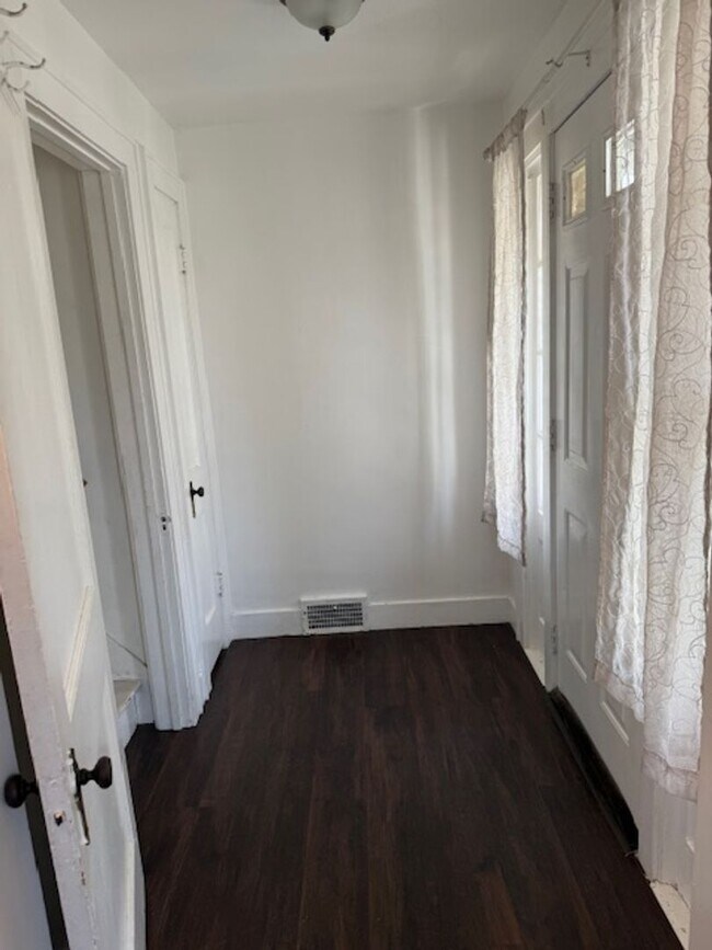 Foto del edificio - Make this your home 4Bedroom 2 bath home with one car garage $1530 per month