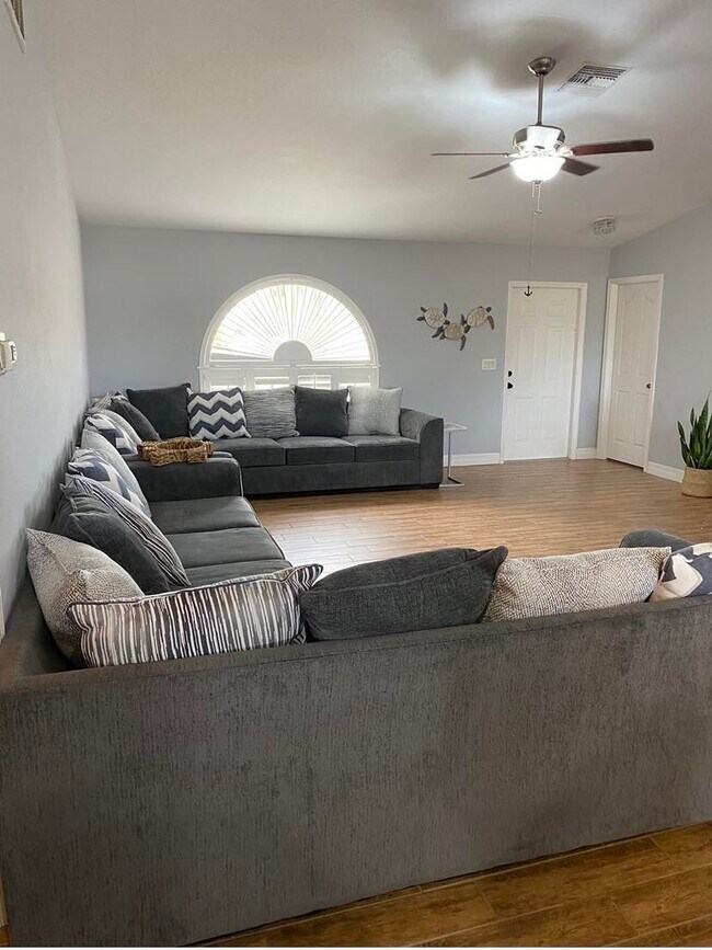 Foto del edificio - 703 El Dorado Blvd N