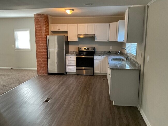 Building Photo - NOW OFFERING FIRST FULL MONTH FREE IF MOVE...