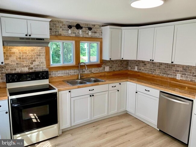 Foto del edificio - 483 Alleghenyville Rd