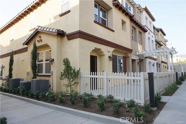 Primary Photo - 330 N Calvados Ave