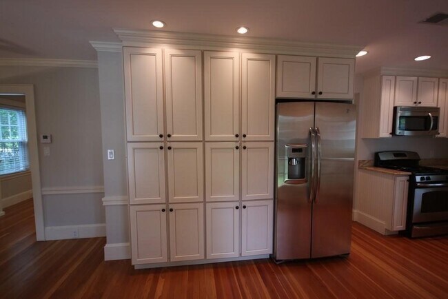 Foto del edificio - 30 Farmcrest Ave