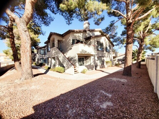 Building Photo - RENOVATED 2BD/2BA NEAR STRIP!